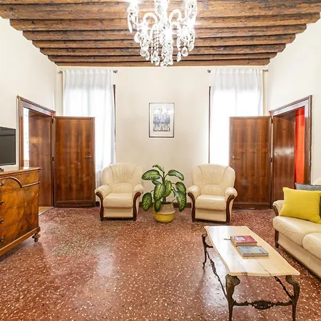 Apartment In A Historic Venetian Building *