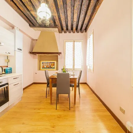 Apartment In A Historic Venetian Building *