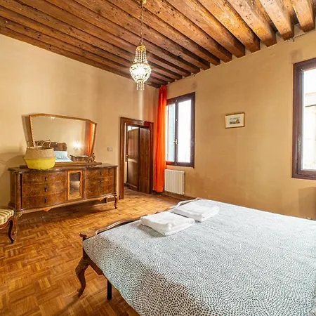 Apartment In A Historic Venetian Building