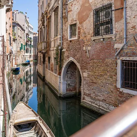 Apartment In A Historic Venetian Building *