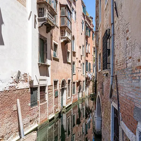 In A Historic Venetian Building Apartment Venice